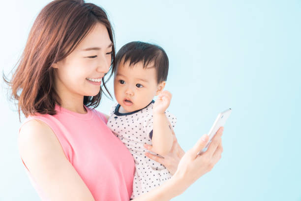 アジアの母親と赤ちゃん、スマートフォン、 - スマホ 日本人 ストックフォトと画像