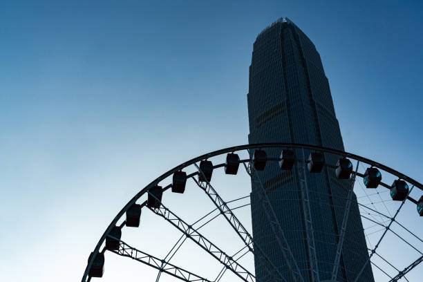 biuro biznesowe skyscraper w hong kongu - carnival spinning built structure frame zdjęcia i obrazy z banku zdjęć