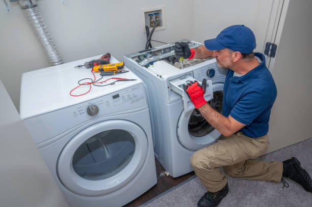 technik urządzeń pracujący na pralce z ładunkiem przednim w pralni - repairing appliance clothes washer repairman zdjęcia i obrazy z banku zdjęć