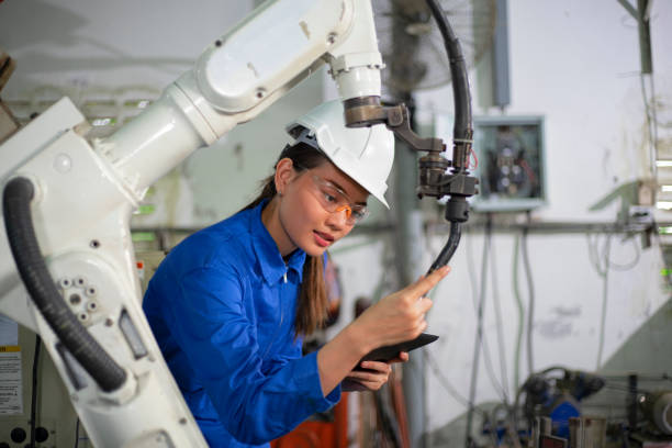 meccanico donna che ripara una macchina robot. - laboratory service electricity scientific experiment foto e immagini stock