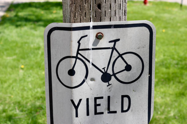 istock Bike Yield Sign 1314449406
