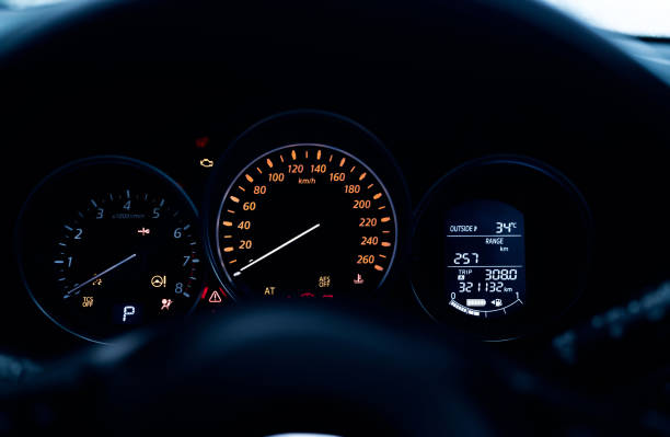 vue intérieure de tableau de bord de voiture. tableau de bord de voiture avec tachometer et compteur de vitesse. tableau de bord d’information de données montrent réservoir d’essence et icône de niveau de batterie complète. jauge de régime et com - rpm photos et images de collection