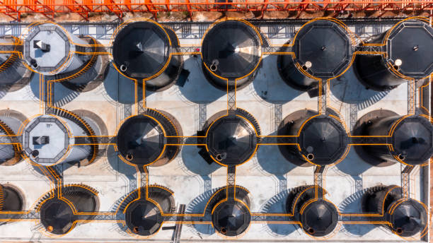 製油所事業会社の石油製品用の航空写真石油・ガス貯蔵タンク、ガソリンおよび石油用産業タンク。 - 燃料タンク ストックフォトと画像
