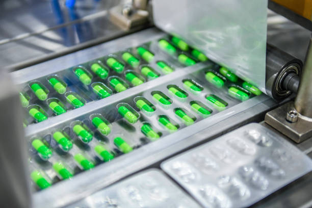 linea di produzione di pillole per capsule verdi, industrial - macchina per la produzione farmaceutica foto e immagini stock