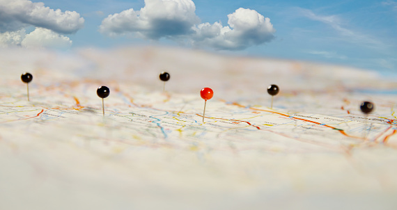 Encuentra tu camino. Ubicación Pin marca en una ruta, mapa del mundo. Asigna la navegación con marcadores de punto de color rojos y negros de diseño de fondo. photo