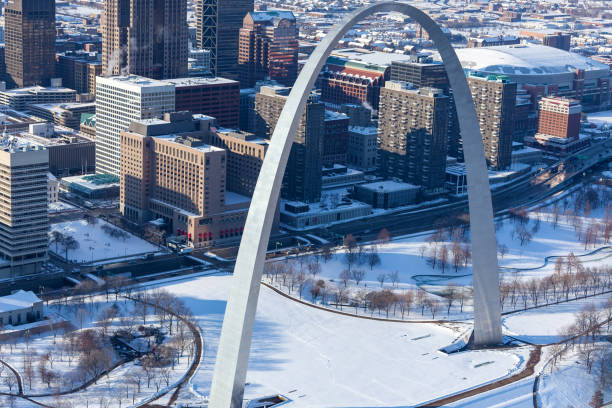 Gateway Arch Winter Aerial aerial view of the gateway arch in Winter with snow, St. Louis, Missouri jefferson national expansion memorial park stock pictures, royalty-free photos & images