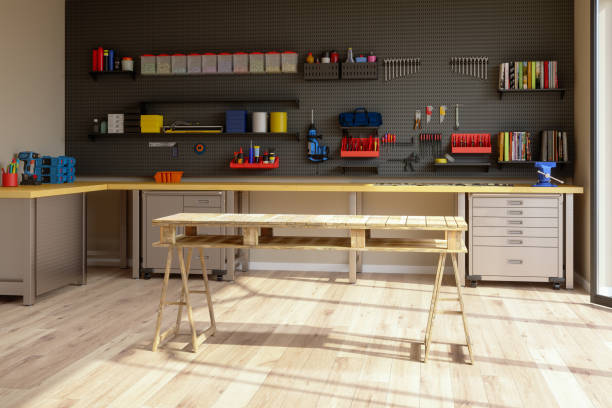 intérieur de l’atelier avec outils, équipements de travail et table de travail en bois. - work tool carpentry construction wood photos et images de collection