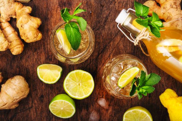 ginger ale cocktail con birra, lime, limone e menta in glaass su tavolo di legno, vista dall'alto - ginger tea root hot drink foto e immagini stock