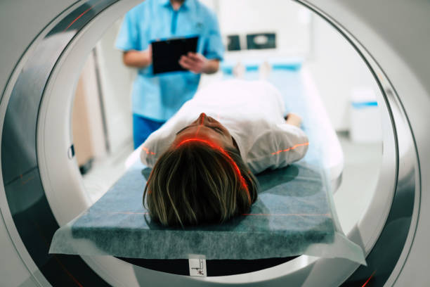 młoda pacjentka jest gotowa do wykonania rezonansu magnetycznego w nowoczesnym laboratorium szpitalnym - brain surgery mri scanner cat scan oncology zdjęcia i obrazy z banku zdjęć
