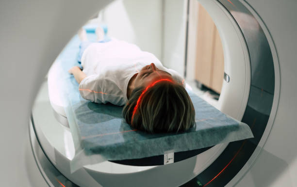 młoda pacjentka jest gotowa do wykonania rezonansu magnetycznego w nowoczesnym laboratorium szpitalnym - brain surgery mri scanner cat scan oncology zdjęcia i obrazy z banku zdjęć