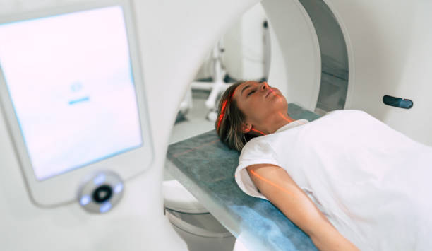 una joven paciente está lista para hacer resonancia magnética en el moderno laboratorio hospitalario - mri scanner fotografías e imágenes de stock