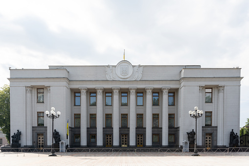 el consejo verkhovna de Ucrania y el área del consejo. la entrada al parlamento ucraniano - el principal órgano legislativo photo