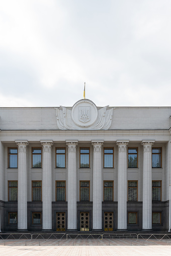 el consejo verkhovna de Ucrania y el área del consejo. la entrada al parlamento ucraniano - el principal órgano legislativo, imagen vertical photo
