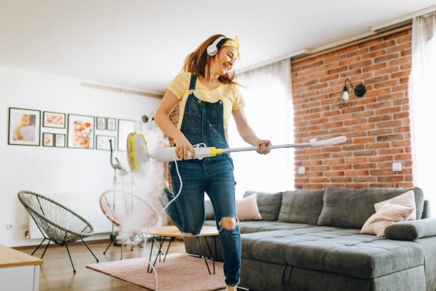 she loves vacuuming - spring cleaning women cleaning dancing imagens e fotografias de stock