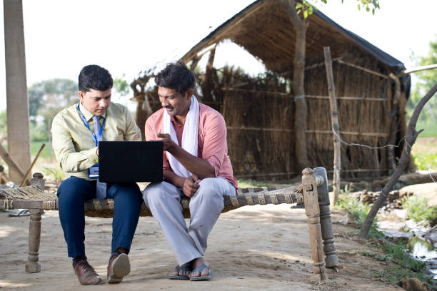 geschäftsmann mit laptop und erklären an landwirt - farmer rural scene laptop computer stock-fotos und bilder