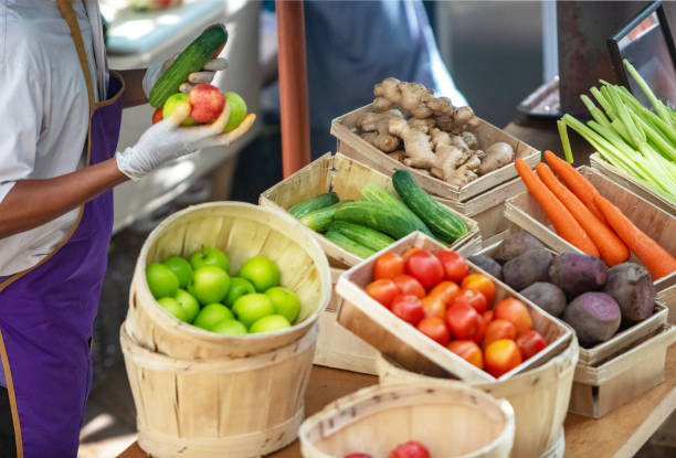 果物や野菜でいっぱいの市場の屋台 - beet vegetable box crate ストックフォトと画像
