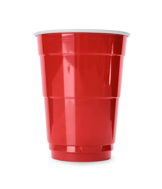 rode plastic kop die op wit wordt geïsoleerd. bier pong spel - wegwerpbeker stockfoto's en -beelden