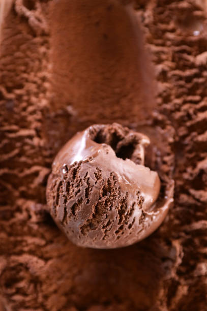 チョコレートアイスクリームスクープ - トップビュー - chocolate ice cream ストックフォトと画像
