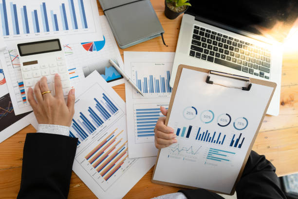 istock Business people or accountants are analyzing graphs on finance, investment, graph chart business strategy ideas, data analysis technology. 1314491945