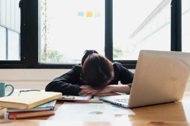 mujer de negocios estresada trabajando duro hasta la mañana y cansada y durmiendo en la mesa en el cargo mientras los plazos del proyecto. finanzas, cuenta, impuestos, concepto de auditoría. - deadline urgency calendar women fotografías e imágenes de stock