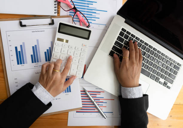 istock Business people or accountants are analyzing graphs on finance, investment, graph chart business strategy ideas, data analysis technology. 1314492959