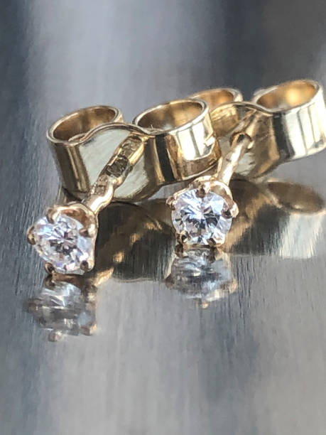 istock diamond stud earrings Poussettes with stones, white gold 1314492969