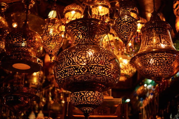 diferentes linternas de ramadán sobre fondo oscuro - el khalili fotografías e imágenes de stock