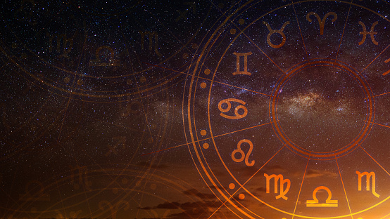 Signos astrológicos del zodíaco dentro del círculo del horóscopo. Astrología, conocimiento de estrellas en el cielo sobre la vía láctea y la luna. El poder del concepto universal. photo