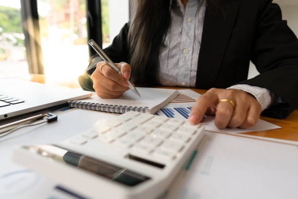 istock Business people or accountants are analyzing graphs on finance, investment, graph chart business strategy ideas, data analysis technology. 1314494097