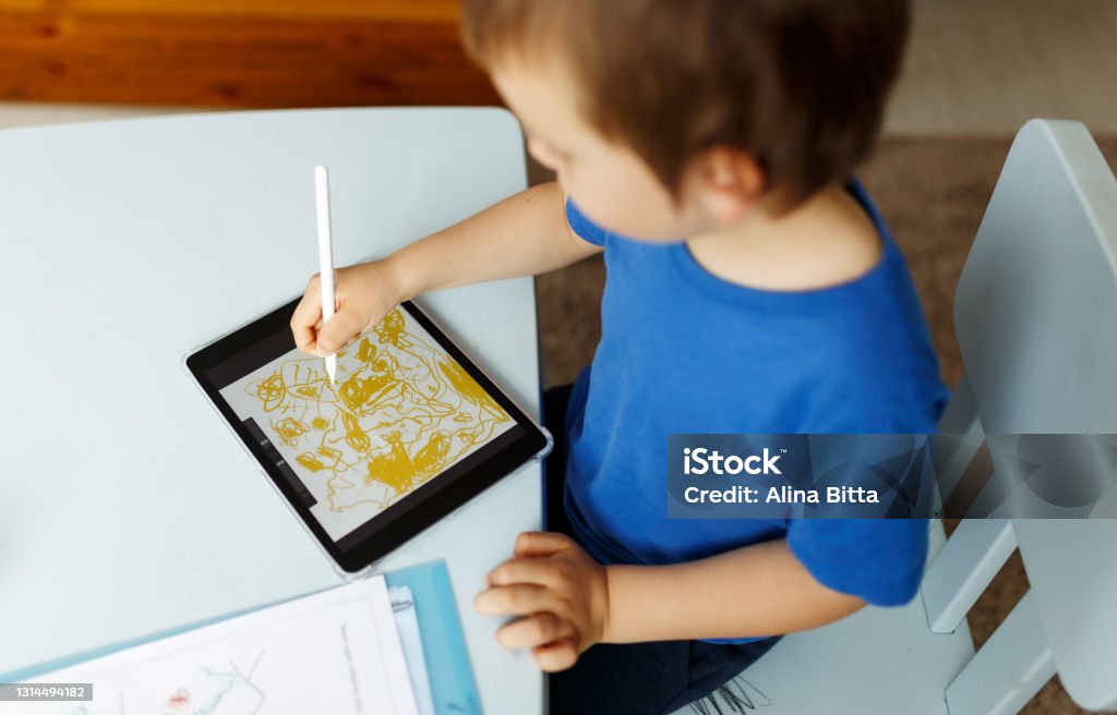 Bocah Imut Bernuansa Biru Menggunakan Tablet Atau Komputer Digital