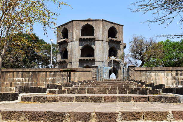 Front view, Salabat Khans II Tomb, Chandbibi Mahal, built around 1565-1588 AD. An example of Nizam Shahi architecture which shows a departure from the usual single chambered square type of tomb. Ahmednagar, Maharashtra, India. vista frontal, tumba salabat khans ii, chandbibi mahal, construida alrededor de 1565-1588 d.c. un ejemplo de la arquitectura nizam shahi que muestra una desviación del tipo de tumba cuadrada de una sola cámara habitual. ahmednagar, maharashtra, india.
