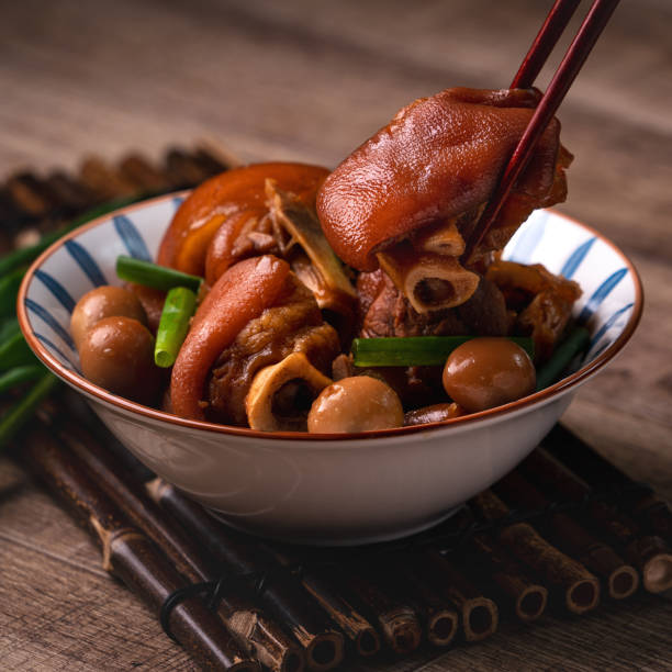 comendo comida taiwanesa junta de porco em uma tigela com pauzinhos - pork hock - fotografias e filmes do acervo