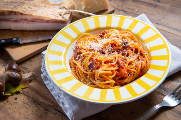 spaghetti alla amatriciana typisch eten van rome en de regio lazio met spek, tomaat en pecorino kaas - spaghettibandjes stockfoto's en -beelden