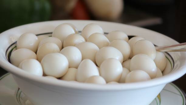 tazón de huevos hervidos y pelados, listos para comer huevos de codorniz - huevo de codorniz fotografías e imágenes de stock