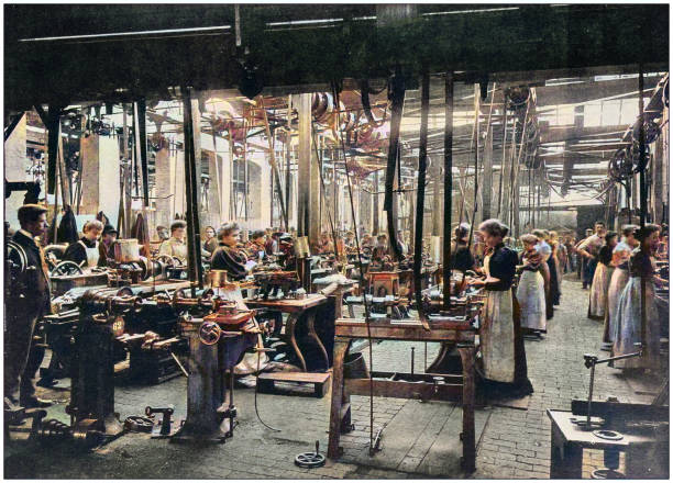 antikes foto des britischen imperiums: frauen arbeiten in fahrradfabrik - alte fabrik stock-grafiken, -clipart, -cartoons und -symbole