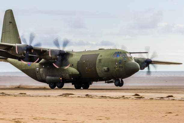 королевские военно-воздушные силы lockheed c-130j 'super hercules' выполняют тактические посадки и взлеты с общественного пляжа в cefn sidan sands в западном уэ� - lockheed c 130 hercules military airplane military british military стоковые фото и изображения