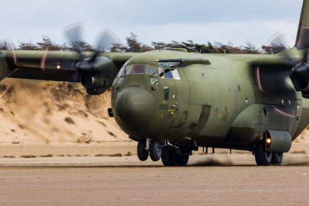 королевские военно-воздушные силы lockheed c-130j 'super hercules' выполняют тактические посадки и взлеты с общественного пляжа в cefn sidan sands в западном уэ� - lockheed c 130 hercules military airplane military british military стоковые фото и изображения