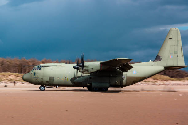 королевские военно-воздушные силы lockheed c-130j 'super hercules' выполняют тактические посадки и взлеты с общественного пляжа в cefn sidan sands в западном уэ� - lockheed c 130 hercules military airplane military british military стоковые фото и изображения