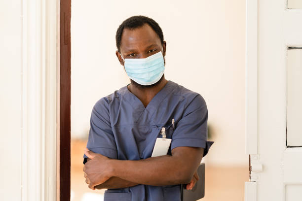 porträtt av medicinsk arbetare med ansiktsmask - sjuksköterska sverige bildbanksfoton och bilder