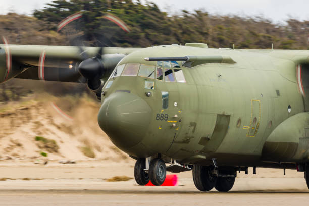 королевские военно-воздушные силы lockheed c-130j 'super hercules' выполняют тактические посадки и взлеты с общественного пляжа в cefn sidan sands в западном уэ� - lockheed c 130 hercules military airplane military british military стоковые фото и изображения