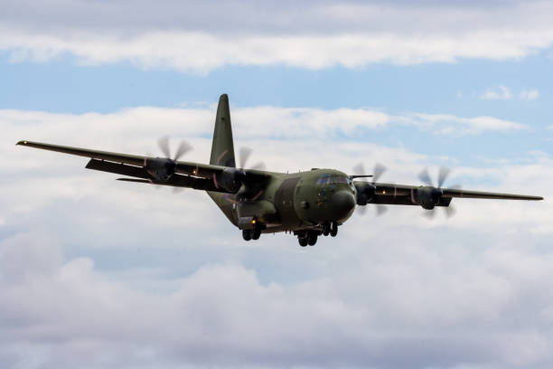 королевские военно-воздушные силы lockheed c-130j 'super hercules' выполняют тактические посадки и взлеты с общественного пляжа в cefn sidan sands в западном уэ� - lockheed c 130 hercules military airplane military british military стоковые фото и изображения