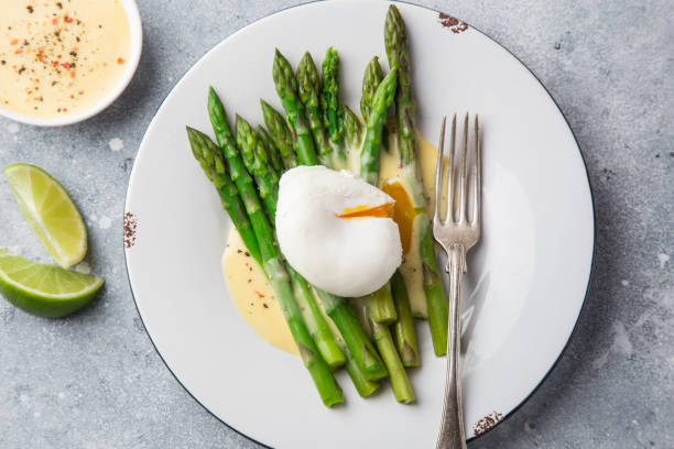 istock asparagus, poached egg and hollandaise sause 1314522155