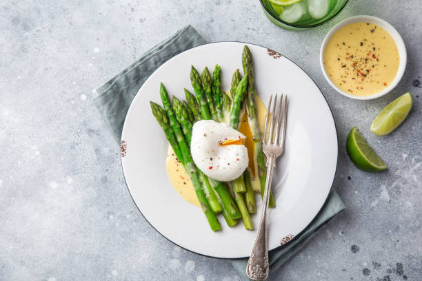 asparagus, poached egg and hollandaise sause asparagus, poached egg and hollandaise sause, top view hollandaise sauce stock pictures, royalty-free photos & images