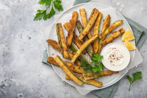 crispy zucchini fries with garlic yogurt sause - zucchini imagens e fotografias de stock