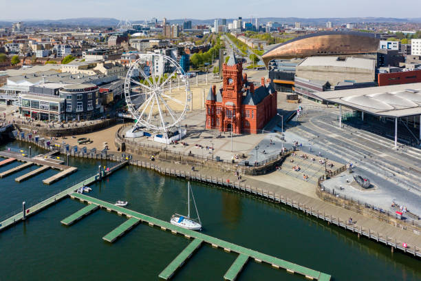 vista aérea de los monumentos de la bahía de cardiff, gales - cardiff wales bay uk fotografías e imágenes de stock