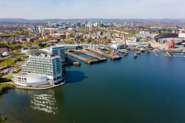 카디프 베이와 카디프의 배경 도시, 웨일즈의 공중 보기 - cardiff wales bay uk 뉴스 사진 이미지