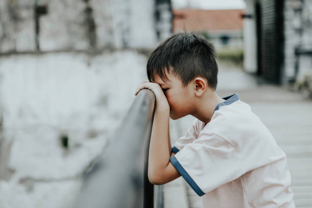 грустный плачущий маленький мальчик - asian ethnicity child little boys education стоковые фото и изображения