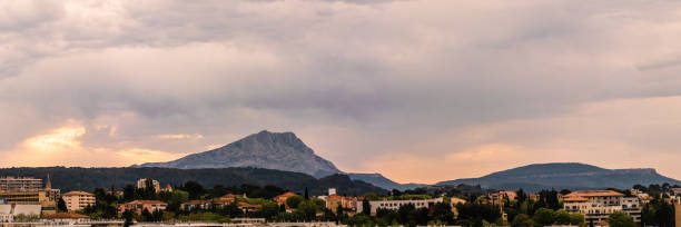 the Sainte Victoire mountain in the morning light The Sainte-Victoire mountain is a limestone massif in the South of France. Located to the east of Aix-en-Provence, it has achieved international notoriety in part thanks to the sixty works of the painter Paul Cézanne of which it is the object. montagne sainte victoire stock pictures, royalty-free photos & images