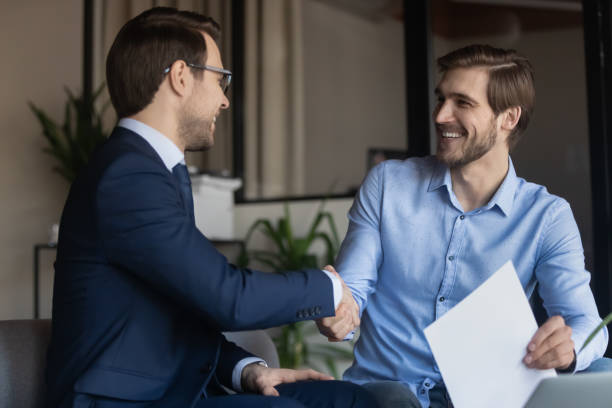 kunde zufrieden mit kredit versicherunging leben handshaking mit banker - contract signing businessman business stock-fotos und bilder