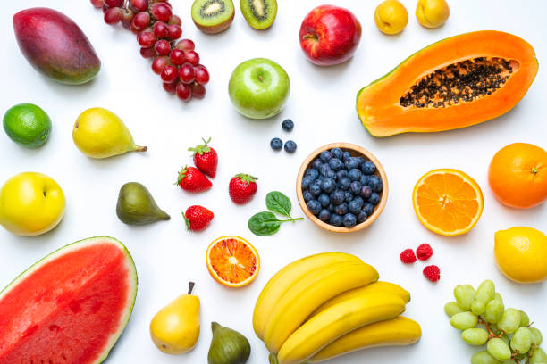 здоровые фрукты, снятые сверху на белом фоне - berry fruit fruit isolated strawberry стоковые фото и изображения
